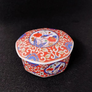 Vintage Japanese Imari Trinket Box Takahashi Kingfisher Bird Flowers Floral 3.5&quot;