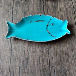Bandeja de cerámica turquesa con forma de pez de 38 cm (15 pulgadas), estilo rústico envejecido.