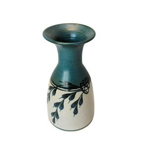 Puede incluir: Un jarrón de cerámica hecho a mano con cuello color turquesa y cuerpo crema. El jarrón presenta una parte superior acampanada y está adornado con un diseño floral azul oscuro. El jarrón mide aproximadamente 20 cm de alto.