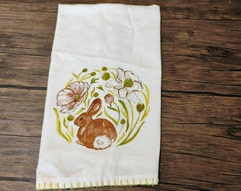 Vintage Geschirrtuch aus Baumwolle mit Hasen und Blumenmuster Gelb abgesteppter Rand 26x15