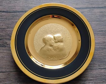 王室御用達の銘入り浮彫皿、18金メッキ、1983年製、母と子の図案、母の日