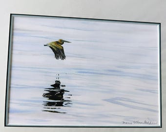 Impression de reflets tranquilles signée Mary Ellen dorée feutrée 13 x 16" oiseau pélican art de la Caroline du Nord, décor de plage côtière