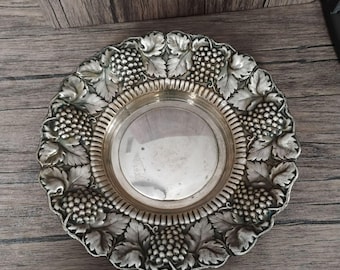 Bol de servir repujado chapado en plata vintage de William Adams, 28 cm (11 pulgadas), España, motivo de hoja de vid.