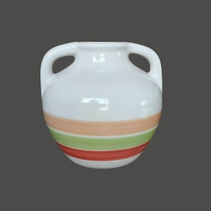 Op de afbeelding: Een witte keramische vaas met twee handvatten. De vaas heeft horizontale strepen in perzik, groen en rood. De vaas heeft een glanzende afwerking en een afgeronde vorm.