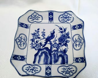Vintage Chinoiserie Blue & White quadratische Platte Schmuckschale, blauer Vogel Blumenmuster, Andrea von Sadek