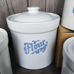 Pfaltzgraff Yorktowne Flour Canister Knob Lid Crock Stoneware Gray Blue Floral Vintage 3.5 Qt Kitchen Storage