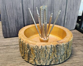 Cuenco para nueces de corteza de árbol vintage de los años 50 con cascanueces de plata y 6 palillos, diseño rústico de madera hecho a mano.