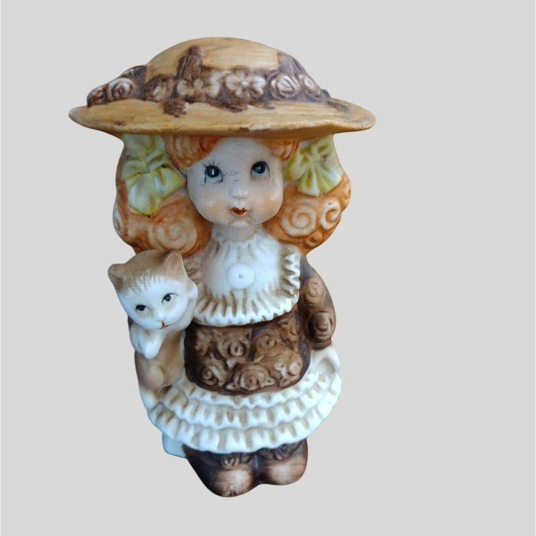 * vintage figure ୨୧ クリーム & ベージュの ワンちゃん Vintage Ceramic Girl Figurine, Child in Prairie Dress and Hat