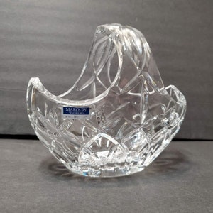 Pu&ograve; includere: Cesto in cristallo trasparente Marquis by Waterford con manico. Il cesto presenta un motivo a taglio diamante e un manico curvo. L'etichetta Waterford &egrave; visibile. Progettato per contenere piccoli oggetti.