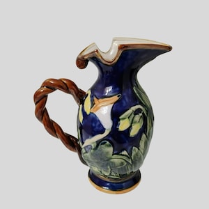 Vintage blå majolika-stil kannavas med calla-lilja-design handmålad 23 cm keramik med vridet handtag och blommotiv