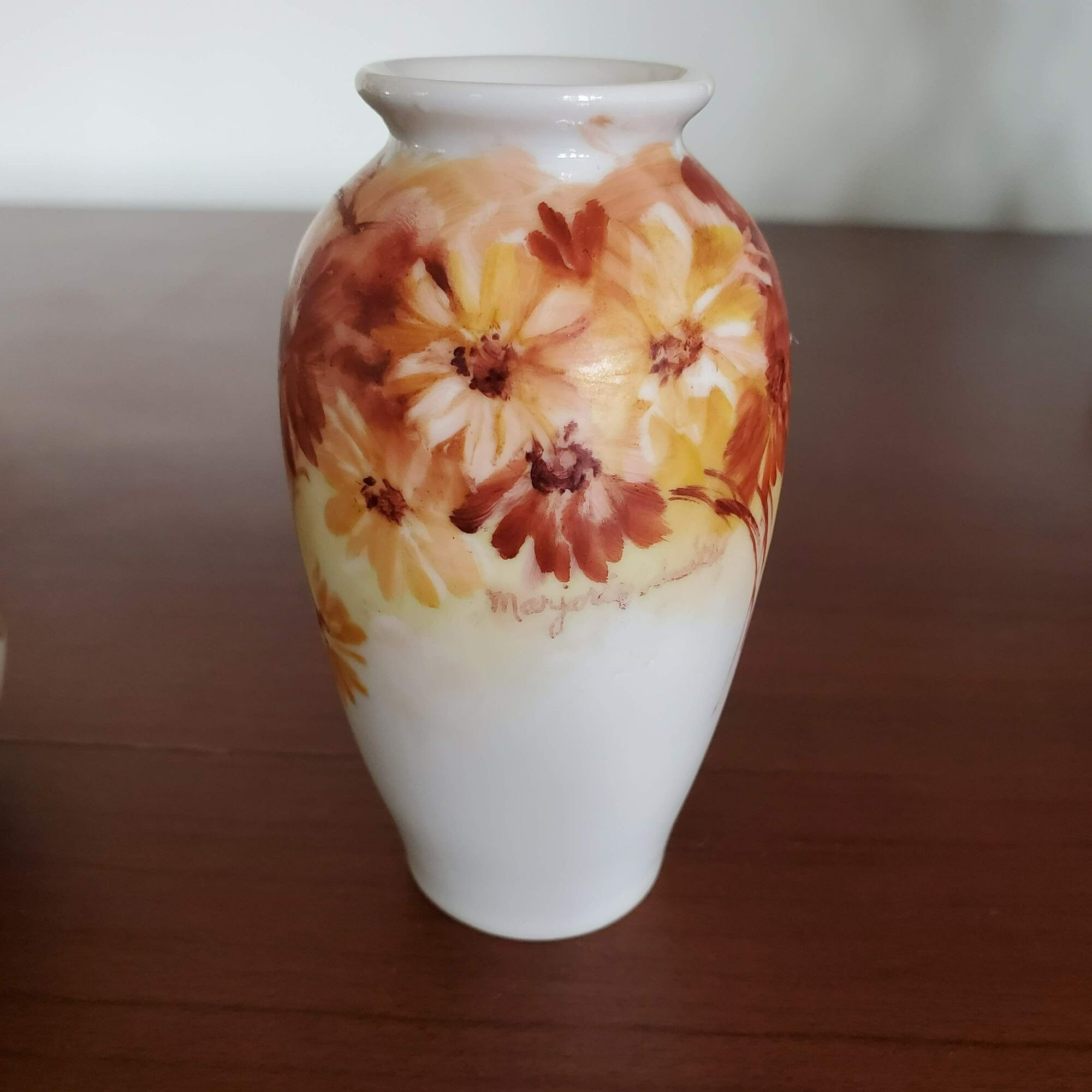 手描きのミニチュア磁器の花瓶、サイン入り、オレンジ色の花、菊、ミニ