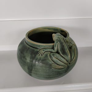 Vaso in ceramica verde decorato con rana, 10 cm, realizzato a mano con smalto celadon.