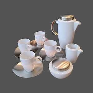 Puede incluir: Un juego de café de porcelana blanca con detalles de acero inoxidable. El juego incluye una cafetera, una lechera, un azucarero y cuatro tazas con platillos. Las tazas tienen asas redondeadas.