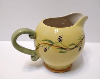 Jarra para crema Pfaltzgraff, Los secretos de Pistoulet, Jana Kolpen, Jarra de cerámica de gres de 12,7 cm (5 pulgadas) color verde amarillento