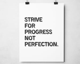 Op de afbeelding: Zwart-witte typografieprint met de tekst "STRIVE FOR PROGRESS NOT PERFECTION."
