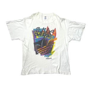Vintage 90er Jahre Adidas Trefoil T-Shirt: Bunter Grafik-Druck, Made in Japan