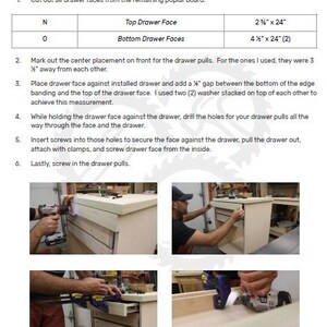 Puede incluir: Instrucciones paso a paso para instalar frentes de cajones. La imagen muestra a una persona usando un taladro para sujetar un frente de caj&oacute;n a un caj&oacute;n. El texto de la imagen dice "Paso 5 - Cortar e instalar frentes de cajones".
