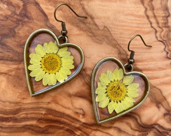 Corazón de flores prensadas hecho a mano