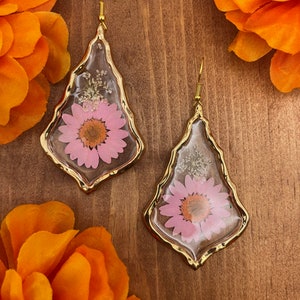 Handgemaakte druppelvormige geperste bloemoorbellen