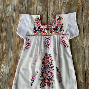 Girl dress/ hand embroidered dress/ cinco de mayo/ floral dress/ Mexican dress/ Mexican clothing/ white dress/ Mexican tradicional/ size 4