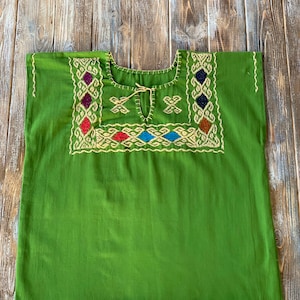 Hand embroidered blouse/ Mexican clothing/ cinco de mayo/ Mexican clothing/ Mexican embroidered/ handmade clothing/ comfort clothing/elegant