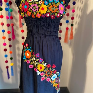 Jurk- hand geborduurde jurk- Mexicaanse geborduurde jurk- bloemen jurk