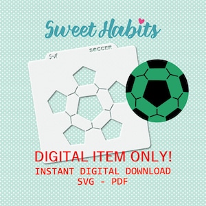 Könnte beinhalten: Eine weiße Schablone mit einem Fußball-Design. Die Schablone ist in Form eines Fußballs mit schwarzem Umriss ausgeschnitten. Der Text "SOCCER" ist oben auf der Schablone in Schwarz gedruckt. Der Text "DIGITAL ITEM ONLY! INSTANT DIGITAL DOWNLOAD SVG - PDF" ist unten auf der Schablone in Rot gedruckt.