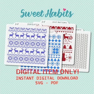 Op de afbeelding: Vier digitale SVG- en PDF-bestanden voor een kersttrui-ontwerp. De ontwerpen omvatten een blauwe trui met rendieren en sneeuwvlokken, een rood gebreid patroon met rendieren en sneeuwvlokken, een blauw gebreid patroon met sneeuwvlokken en bomen, en een grijs gebreid patroon met een kabelbreipatroon. De tekst "Sweet Habits" staat bovenaan de afbeelding. De tekst "DIGITAL ITEM ONLY! INSTANT DIGITAL DOWNLOAD SVG - PDF" staat onderaan de afbeelding.