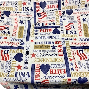 Puede incluir: Una tela blanca con un estampado patriótico rojo, blanco y azul. La tela presenta estrellas, rayas y corazones. El texto en la tela incluye "USA", "Libertad", "Independencia", "Tierra de los libres", "Hogar de los valientes", "Estrellas y rayas", "4 de julio", "Celebrar", "Fuegos artificiales", "Justicia", "Fe", "Orgullo", y "América".