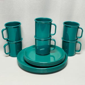 Rubbermaid Dark Green 18 PC Melamine Dinnerware Set Plates & Mugs Camping