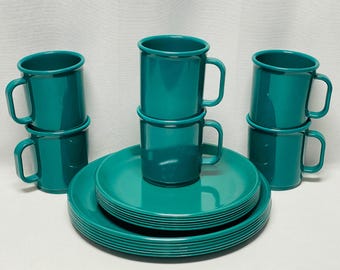 Juego de vajilla de melamina Rubbermaid verde oscuro de 18 piezas (platos y tazas) para camping.