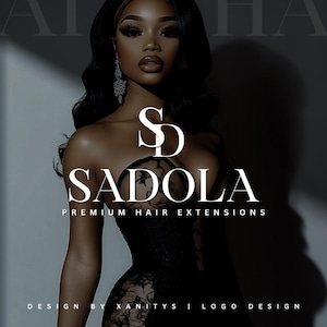 以下が含まれることがあります： 「Sadola Premium Hair Extensions」というヘアエクステンション会社の白黒ロゴ。ロゴはスタイリッシュな「SD」のモノグラムを特徴としています。ロゴは、背景に女性の顔と肩が見える暗い背景に表示されています。