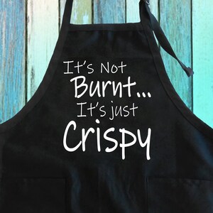 It&#39;s Not Burnt... It&#39;s Just Crispy Funny Joke Apron w/ Pocket| Barbecue Grilling Master Chef Apron| Grill Lover Apron Gift Full-Length Apron