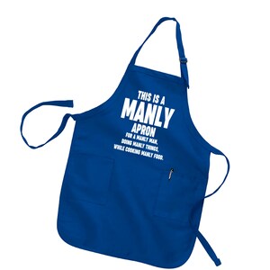 Puede incluir: Un delantal azul con texto blanco que dice "This is a Manly Apron for a Manly Man, Doing Manly Things, While Cooking Manly Food."