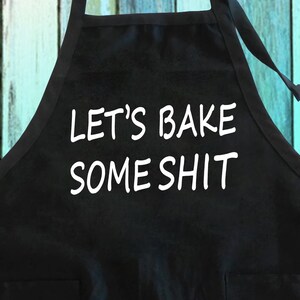 Fartuch Let's Bake Something Funny z kieszeniami | Fartuch piekarza Let's Bake A Cake Or Pie | Zabawny prezent na deser Pełnowymiarowy fartuch z kieszeniami