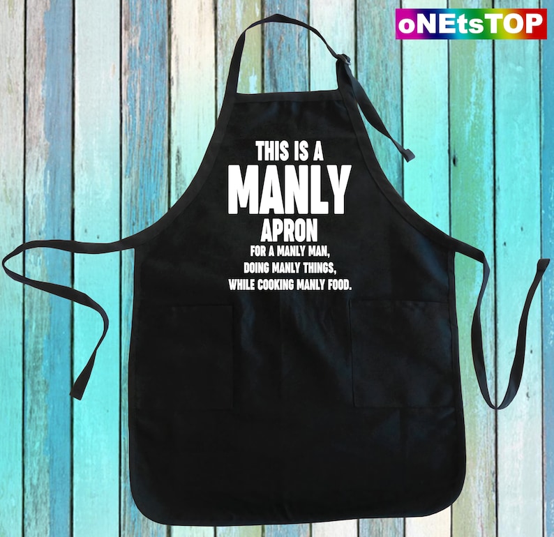 Puede incluir: Delantal negro con texto blanco que dice "Este es un delantal varonil para un hombre varonil, haciendo cosas varoniles, mientras cocina comida varonil."