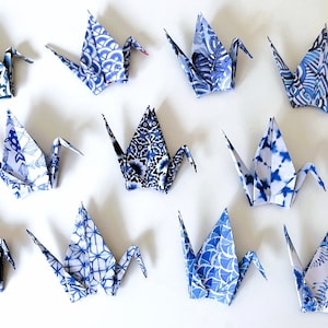 Blaue Origami-Kraniche für gute Gesundheit, viel Glück und Glück
