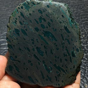 Amygdaloide Achat Unpolierte Scheibe 75x64x7 mm