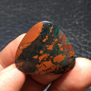 Blutstein Jaspis Cabochon 28x26x5 mm