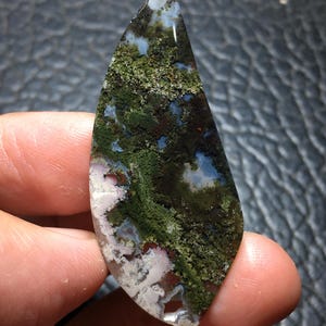 Cabujón de ágata musgosa escénica de 51x22x4 mm
