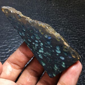Amygdaloiden Jaspis Unpolierte Scheibe 80x31x6 mm