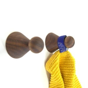 2x Wandhaken aus Walnussholz