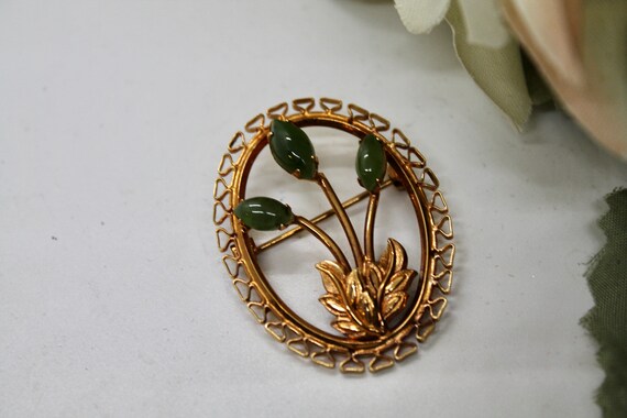 Vintage oval gold tone filigree and faux jade flo… - image 4