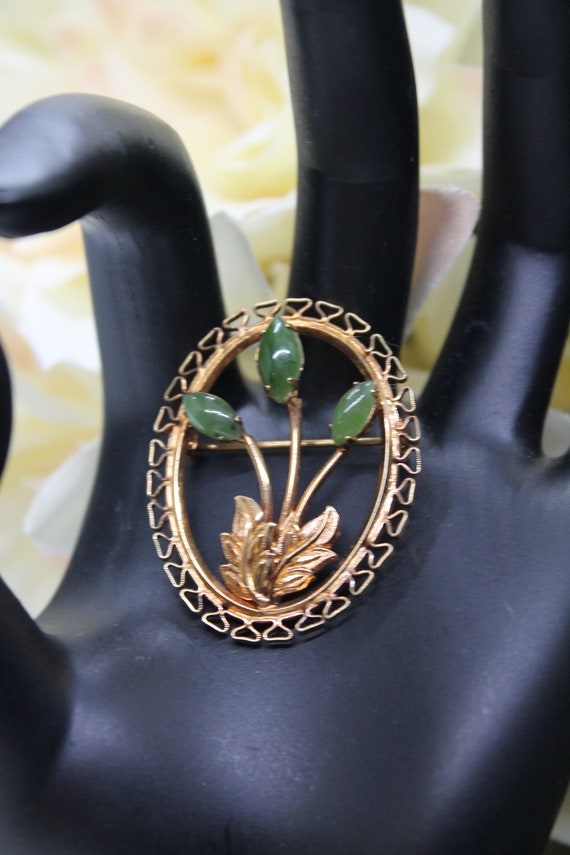 Vintage oval gold tone filigree and faux jade flo… - image 3