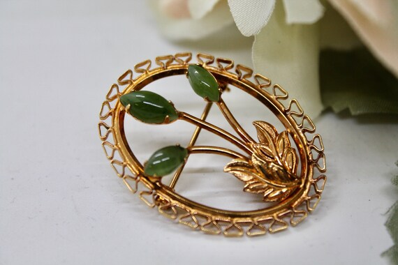 Vintage oval gold tone filigree and faux jade flo… - image 7