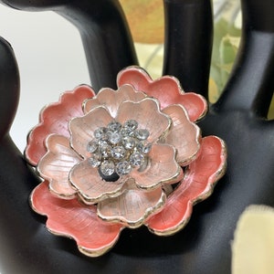 Vintage silver tone pink ombre enamel bloom flower brooch with clear center rhinestones