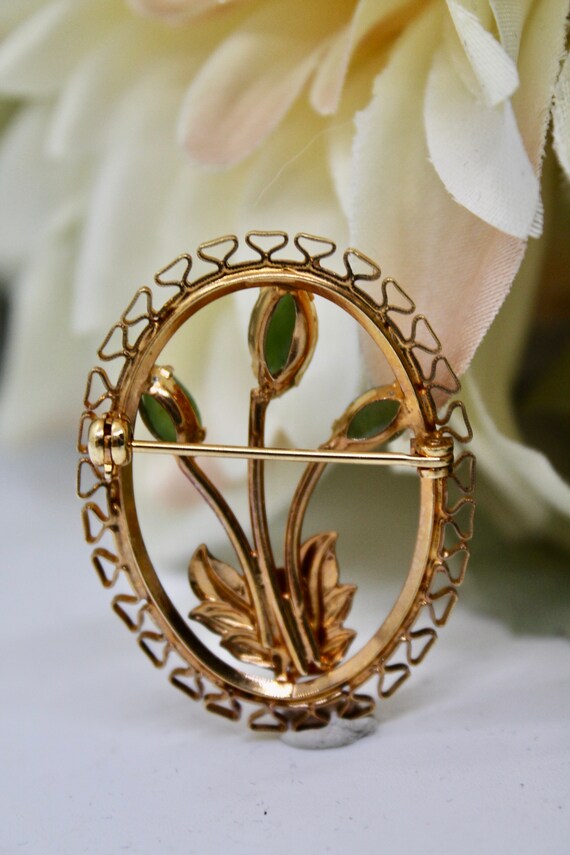 Vintage oval gold tone filigree and faux jade flo… - image 9