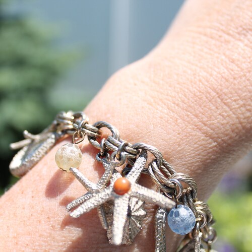 Vintage signed ART beach themed shell and starfish gold tone charm bracelet
