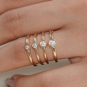 Anillo solitario de diamante natural de talla redonda / Anillo de oro macizo engastado en bisel / Anillo delicado de uso diario para dama de honor / Regalo para ella