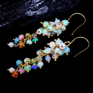 Mehrfarbige äthiopische Opal-Cluster-Ohrringe in 18k Gold Fill, lange baumelnde Regenbogen-Opal-Tropfen, Geburtsstein-Schmuckgeschenk für sie